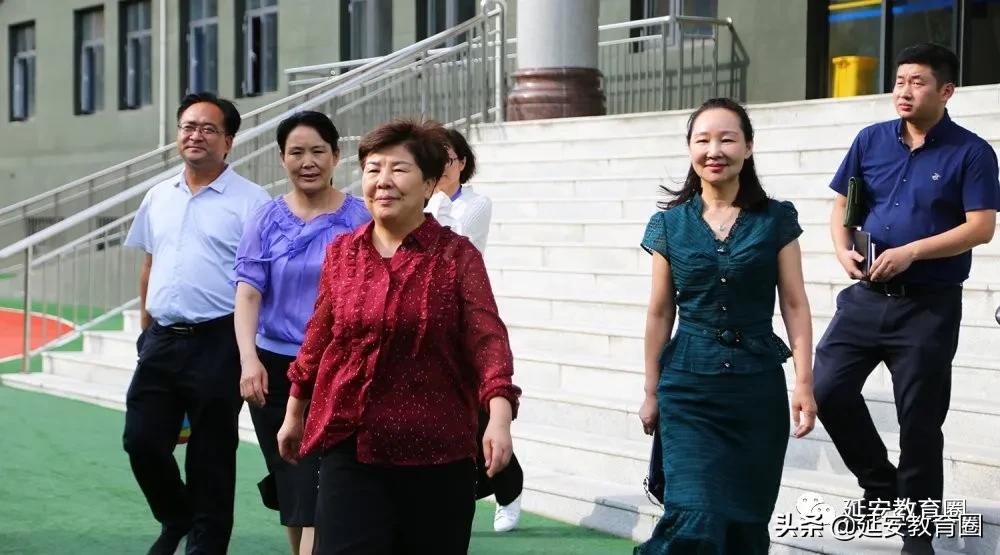 这个新扩建的学校太气派了,前来视察的领导赞不绝口