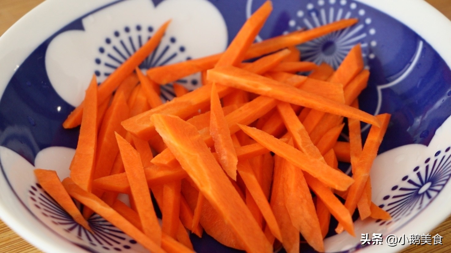 炒蒜苔时,最忌直接切直接炒,多加这2步,蒜薹又脆又嫩还入味