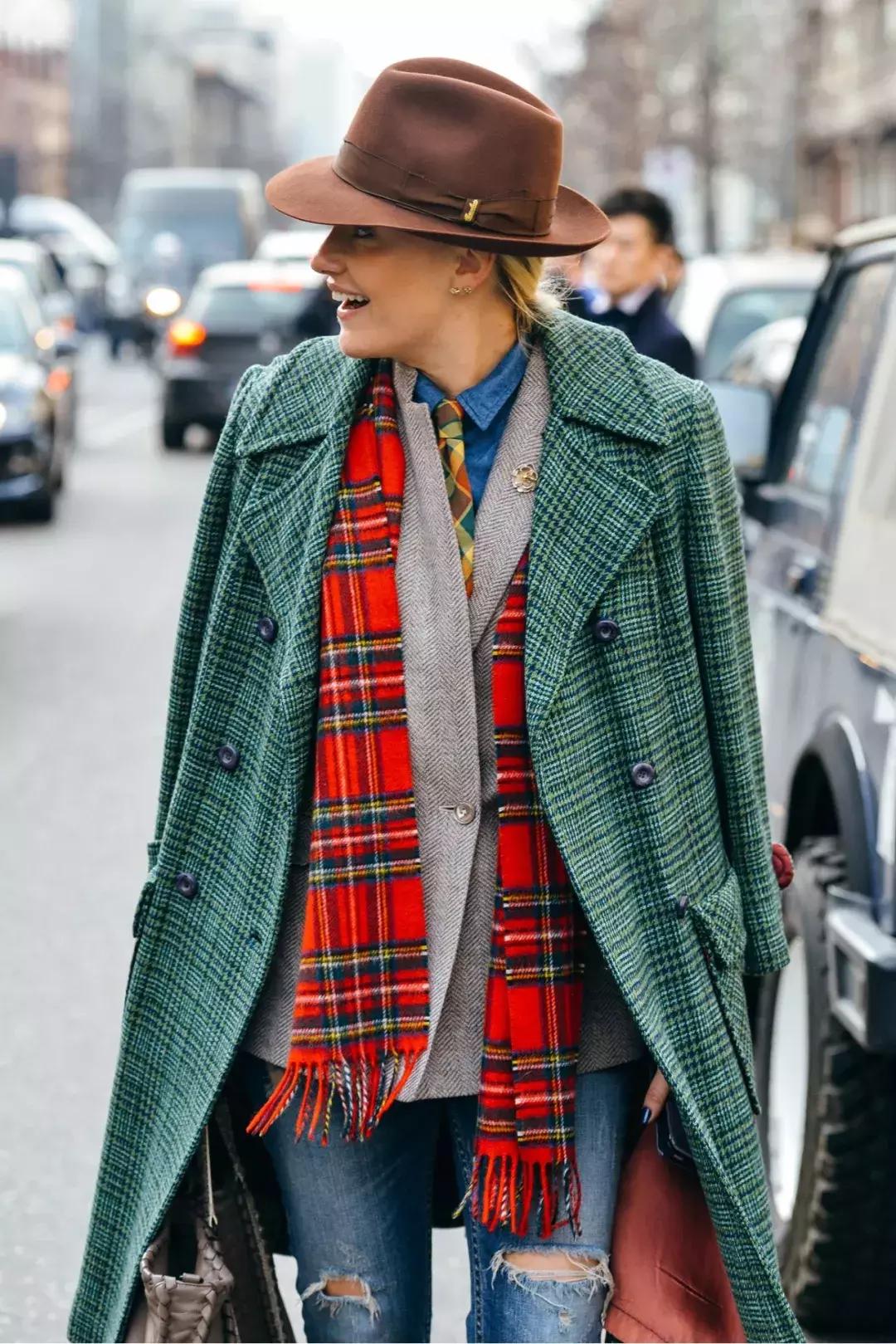 适合羽绒服显脸小围巾的系法,怎么给女生系围巾不会显脸小