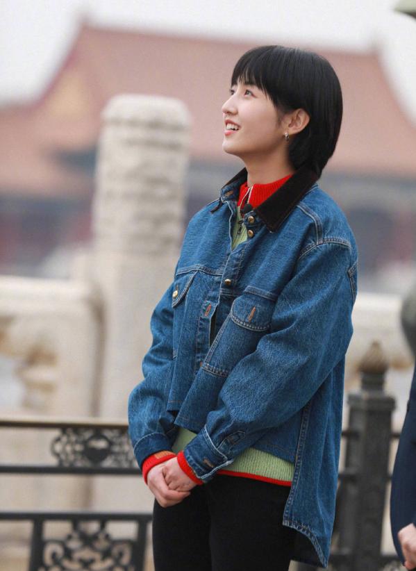 山花浪漫不及眉间一点朱砂，万千颜色都不如红色艳丽好穿搭