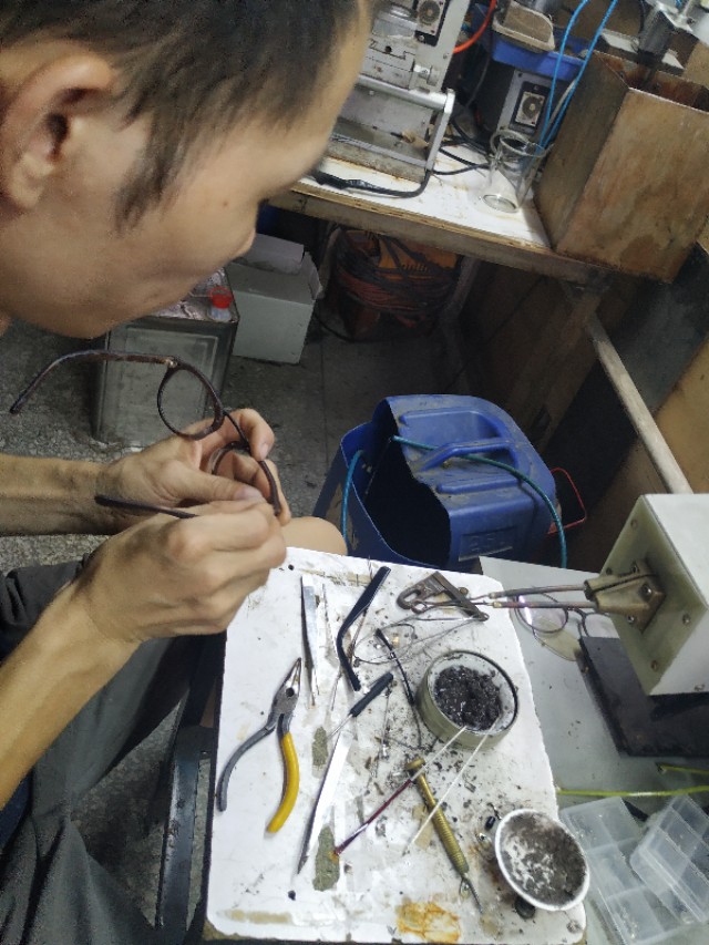 眼镜铰链坏了怎么修,眼镜架铰链坏了咋办