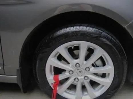 新车轮胎系红布条是什么意思,新车要绑红带在什么部位