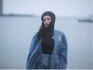 杨幂挑战剧组最土穿搭,杨幂挑战粉色系衣服穿搭