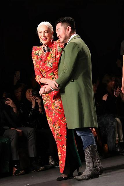 超模女王卡门：三次婚姻不幸，83岁有小鲜肉男友，89岁还上台走秀