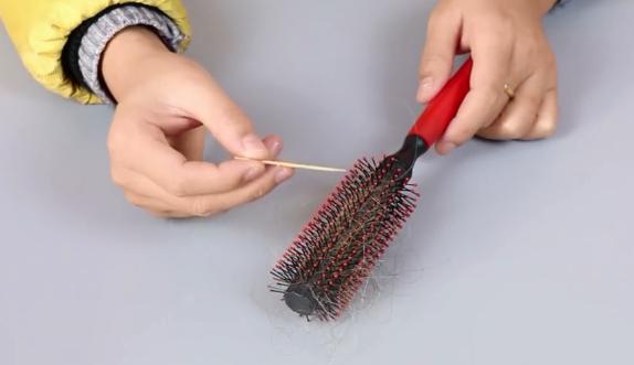 卷发梳怎么清理头发,如何清理卷发梳里的头发
