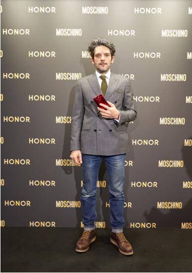 moschino荣耀v20联名版 (荣耀v20外观欣赏)