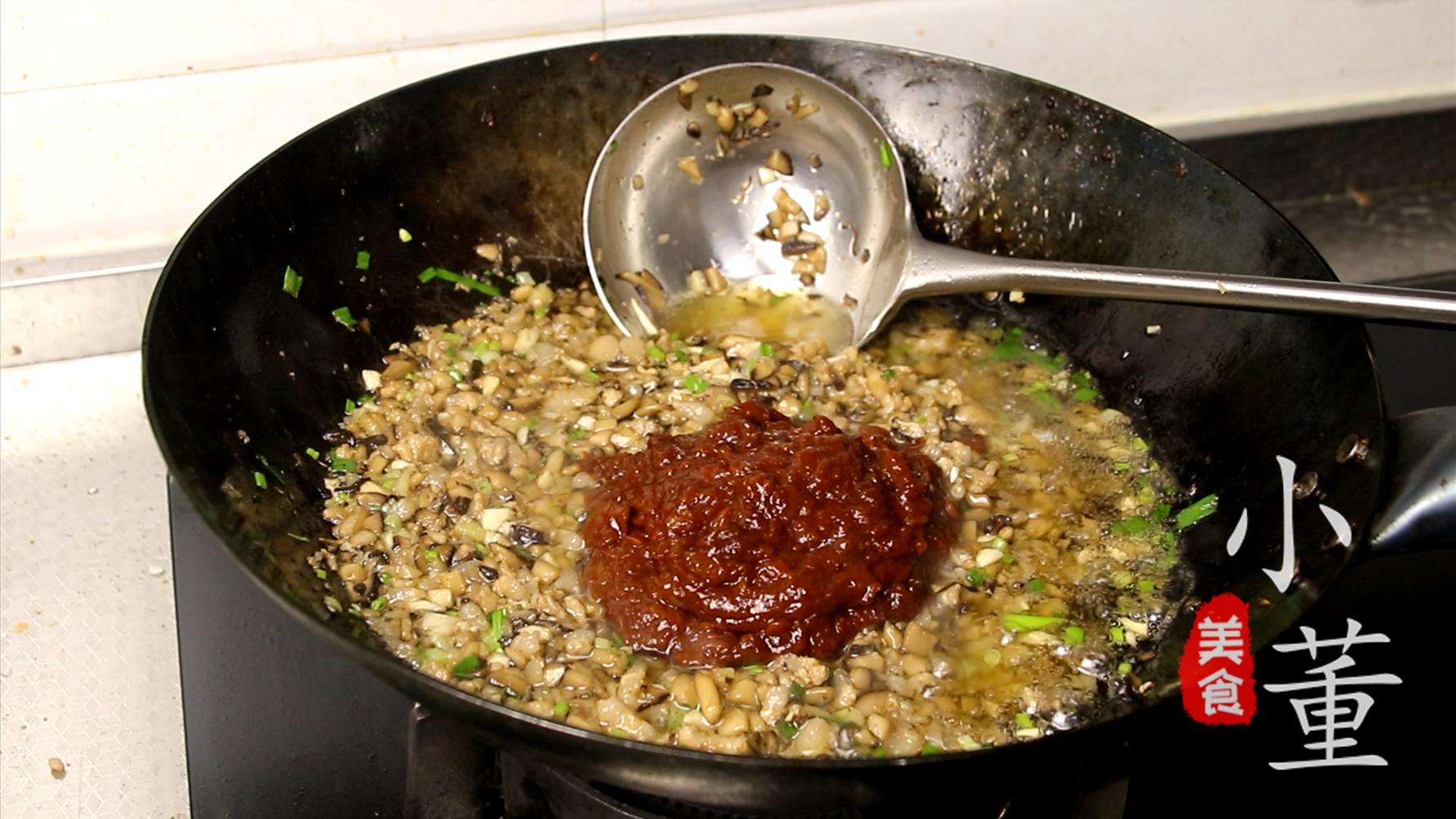 小董制作香菇酱,香菇酱不要辣椒