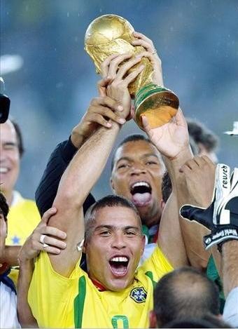 小忆|怎么就爱上足球了?那得说1998年的球星卡、2002年的巴西队