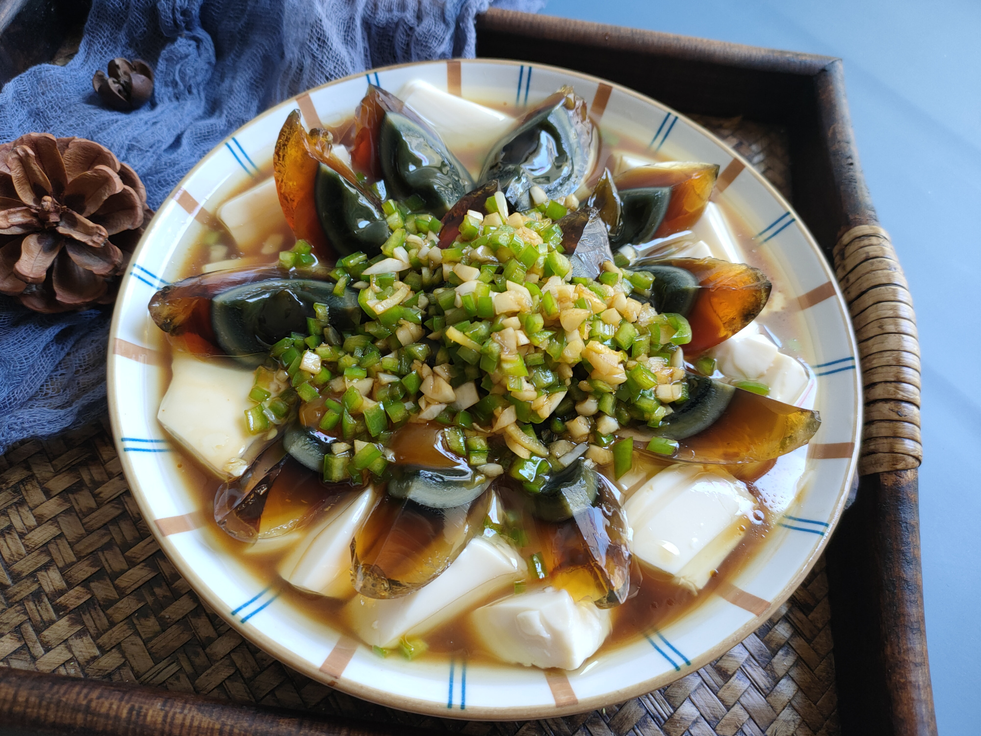 做凉拌皮蛋皮蛋要不要用水煮,皮蛋怎么凉拌好吃不粘刀