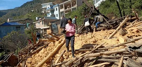 张桂梅，靠“追星”拯救大山少女