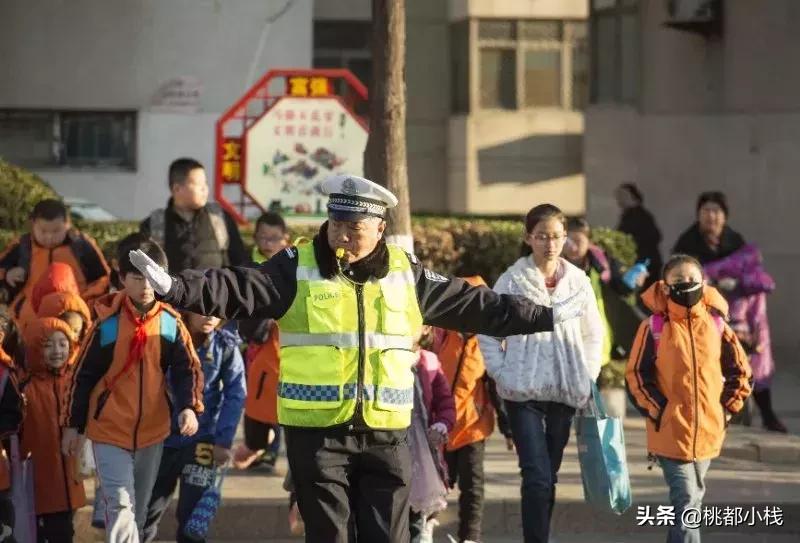 59岁了还在指挥交通！他已经从“蜀黎”变成了“爷爷