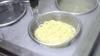 在重庆小面馆当了12小时的“丘二”后，告诉你月入数万的真相