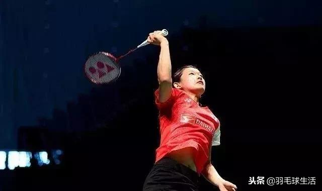 羽毛球手腕发力技巧正手高远球,羽毛球后场高远球挥拍发力细节