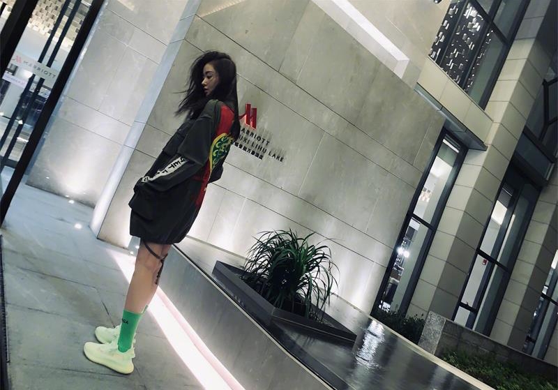 张天爱黄绿条纹袜子,张天爱分享足球袜穿搭秘籍