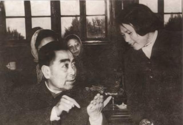 按授衔规定，陈毅不能被授予元帅，周总理提到谁让中央同意授帅？