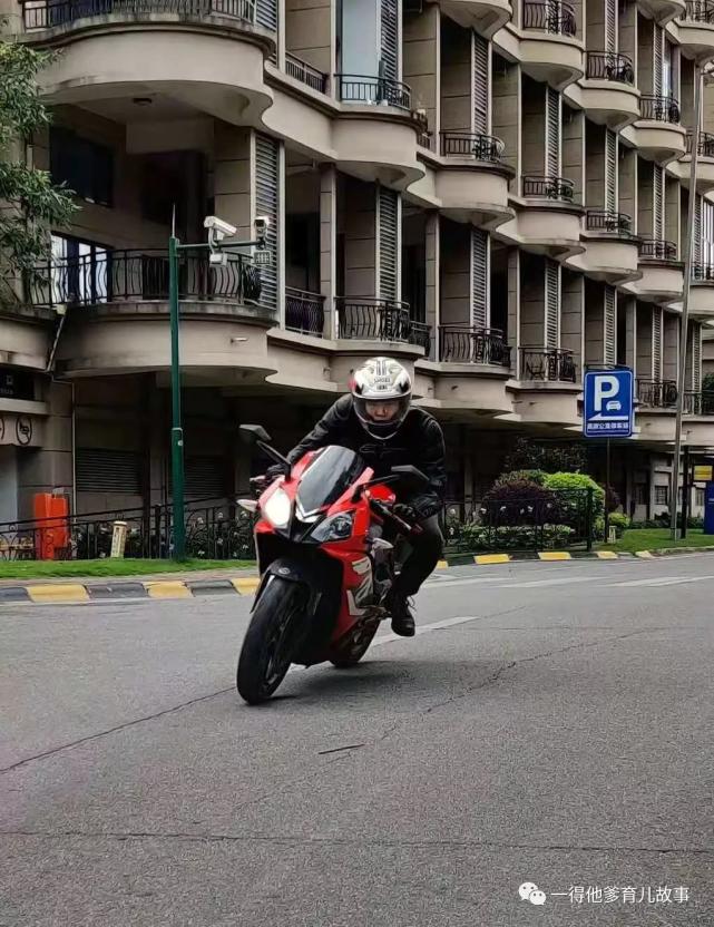 广州单亲爸爸花高价培养儿子，拒绝再婚，19岁儿子留学后却自杀了