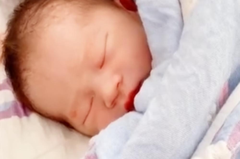 18岁大学生回家发现二胎,大一暑假回家发现妈妈生二胎