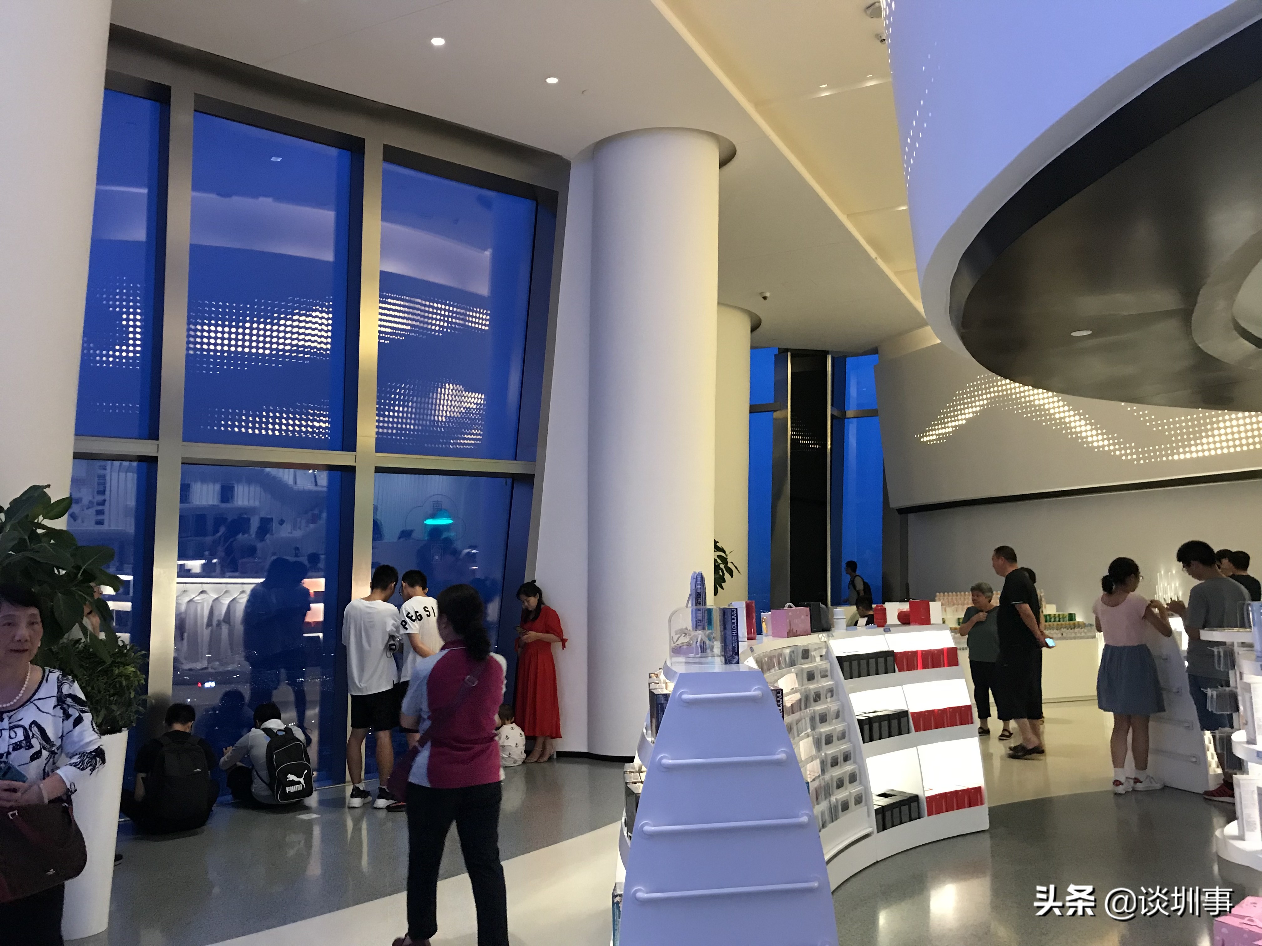 登顶深圳第一高楼,登上深圳平安金融大厦