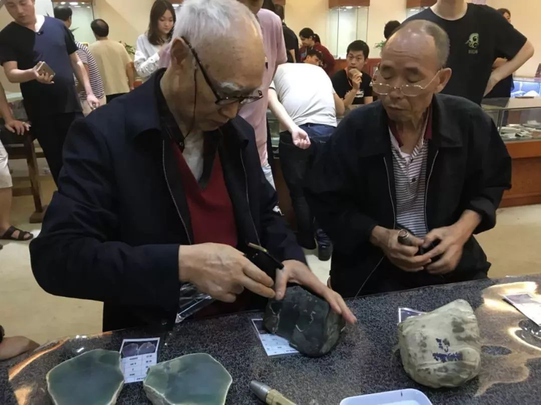 翡翠原石马崇仁 (翡翠大王马崇仁讲解翡翠赌石知识)