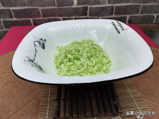 饺子馅出水太多怎么办,饺子馅出水太多了怎么补救