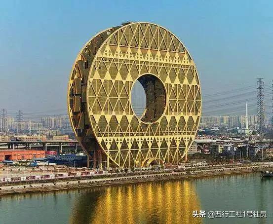 盘点那些建在奇葩地方的建筑,中国奇葩建筑大盘点