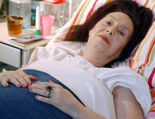 围绝经切除卵巢后什么反应,55岁闭经摘环例假又有了