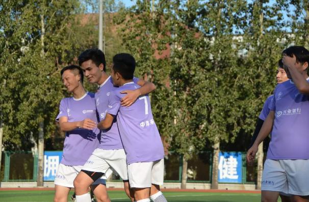 新疆小伙子获得冠军400米,新疆小伙得冠军