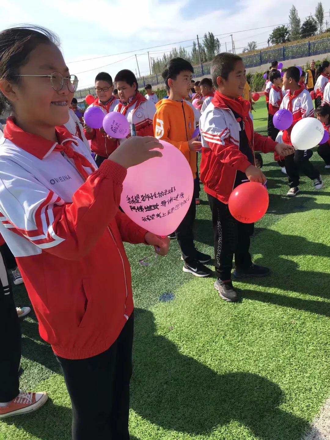 做事认真的孩子会越来越优秀,懂事的孩子认真做事的样子好