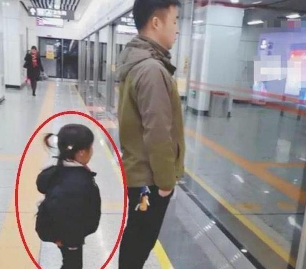 姐弟俩地铁上的“坐姿”火了，乘客纷纷夸赞：这才是真正的富养