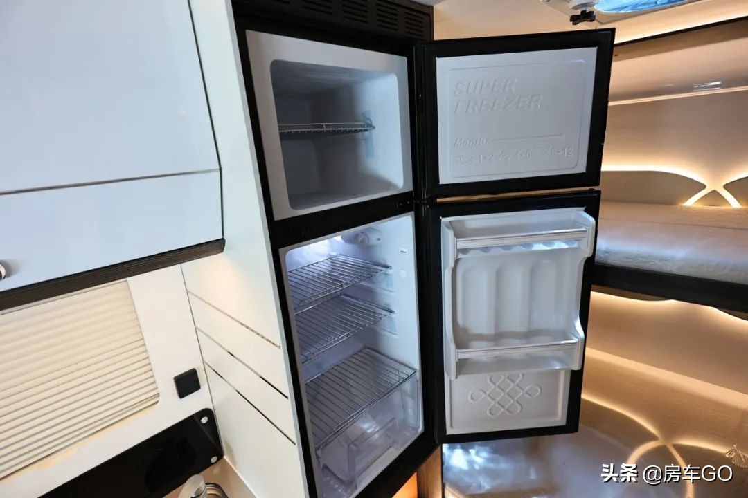 这台房车有5种充电方式，车内电器语音控制，卫生间也是干湿分离