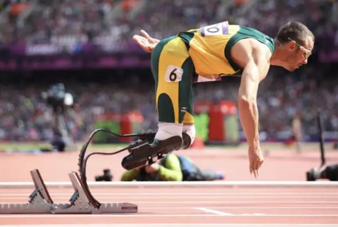 美国阿迪感到了压力！中国战狼刀锋鞋负重前行，国产跑鞋弯道超车