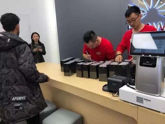 黄牛在国外倒卖手机,海外代购小米