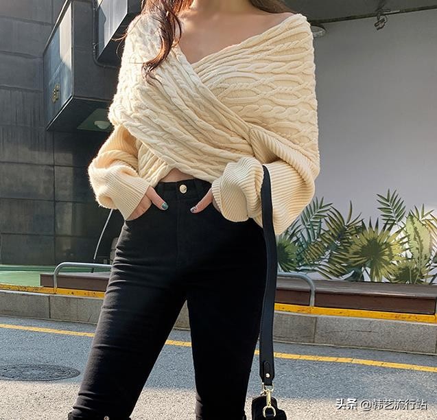 今年流行设计感毛衣,韩国设计款宽松毛衣