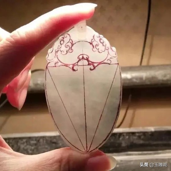 五百块的翡翠料子手工雕刻值得吗,雕刻翡翠牌子加工费多少一个