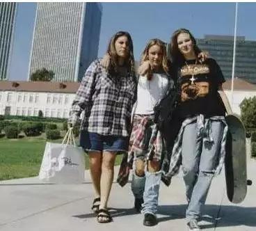 破洞牛仔裤居然被妈妈缝起来了,妈妈把破洞牛仔裤补好了