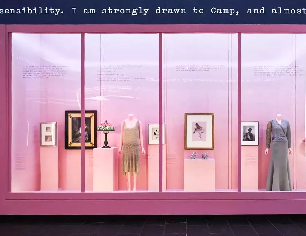 摇滚、坎普、Kaws：狂野又优雅的七月看展指南