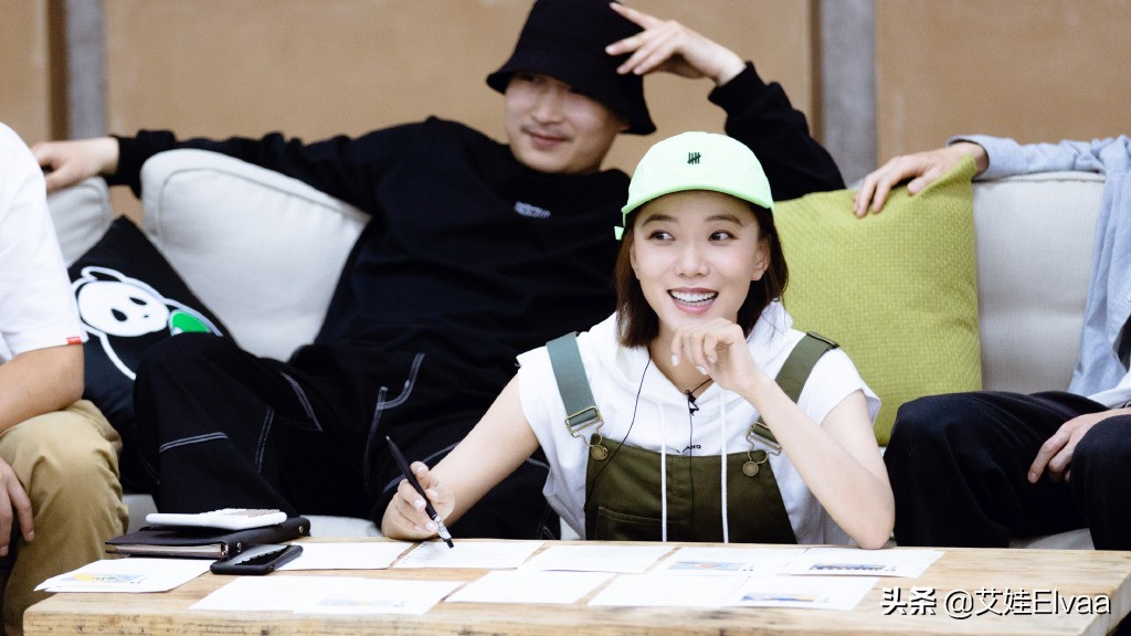 王珞丹蓝色长筒靴,王珞丹过膝靴穿搭