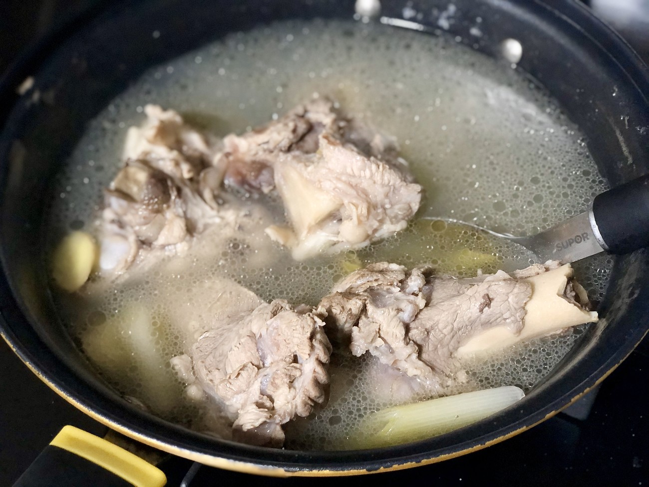 炖骨头汤记住二放二不放,炖大骨头汤时牢记两放三不放秘诀