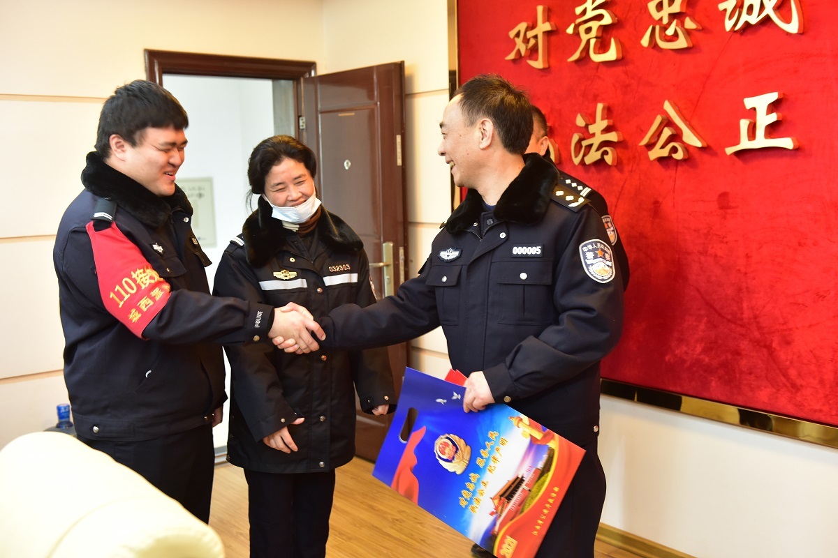 江西省公安厅*党**委委员、副厅长陈光明春节前夕在景德镇市走访慰问