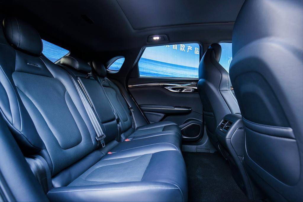 硬杠蔚来车长5米续航超700公里,纯电续航超1000km图说蔚来et7