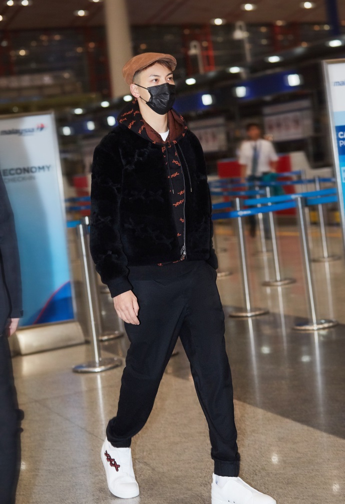 陈伟霆穿的束脚裤,陈伟霆黑裤子白鞋