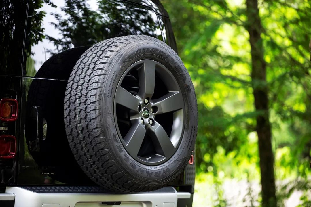 最新路虎卫士越野车,路虎卫士固特异at胎