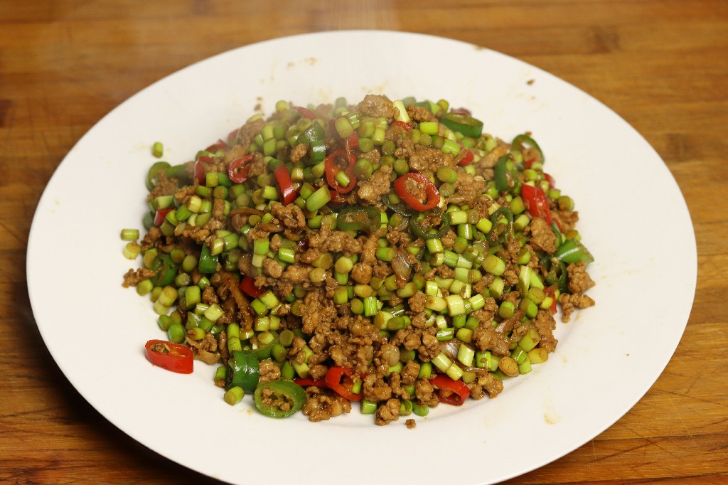 做蒜苔炒肉千万不要把蒜苔焯水,腊肉炒蒜苔蒜苔到底要不要焯水