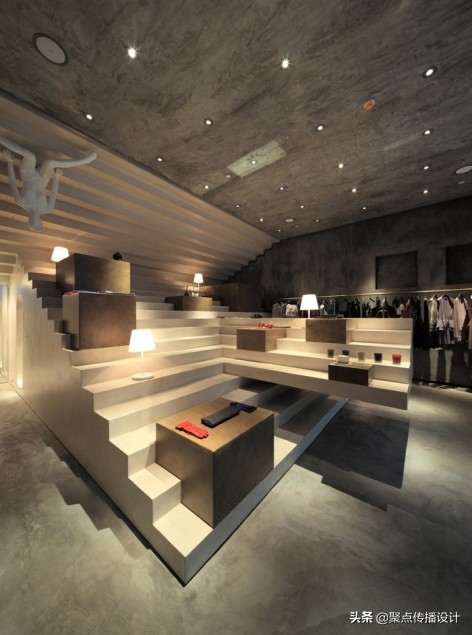 这些店里：有一家是“谢娜”的店猜猜是第几张！