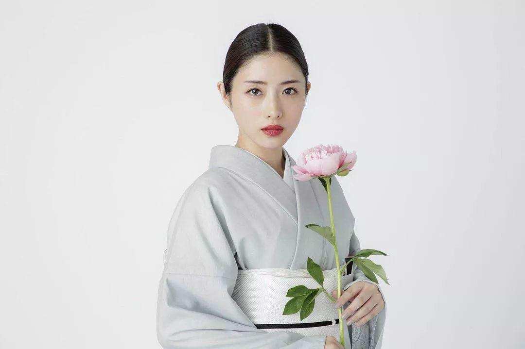 鐭冲師閲岀編鏃ユ湰濂崇帇,閫氬嫟濂崇帇