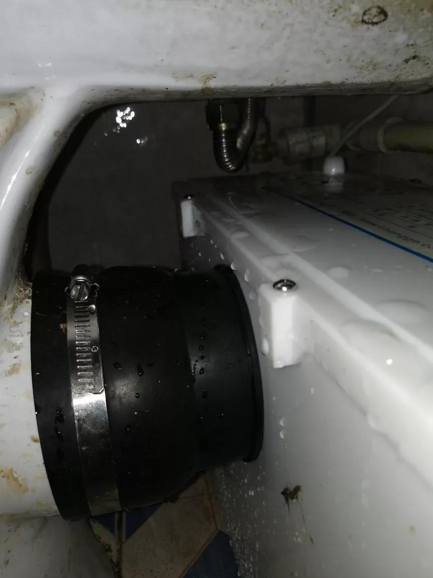 马桶堵住了一直冲水能冲下去吗,马桶堵住出气口还一直上水