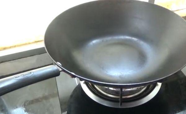 炒菜的铁锅粘锅且生锈怎么办,家里用铁锅炒菜怎么不粘锅