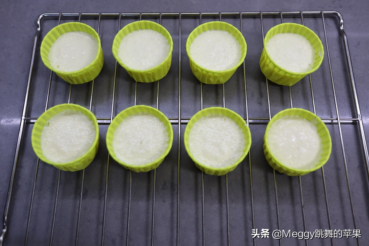 不用烤箱不打发鸡蛋的纸杯蛋糕,又软又嫩的牛奶蛋糕不用烤箱