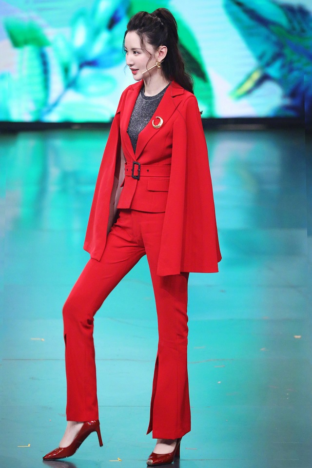 张萌这弹珠裙真是绝了，正面看太平淡，但转身时却让人脸红