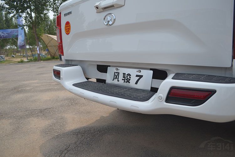 19款长城皮卡风骏7越野视频,中国生产的6驱皮卡